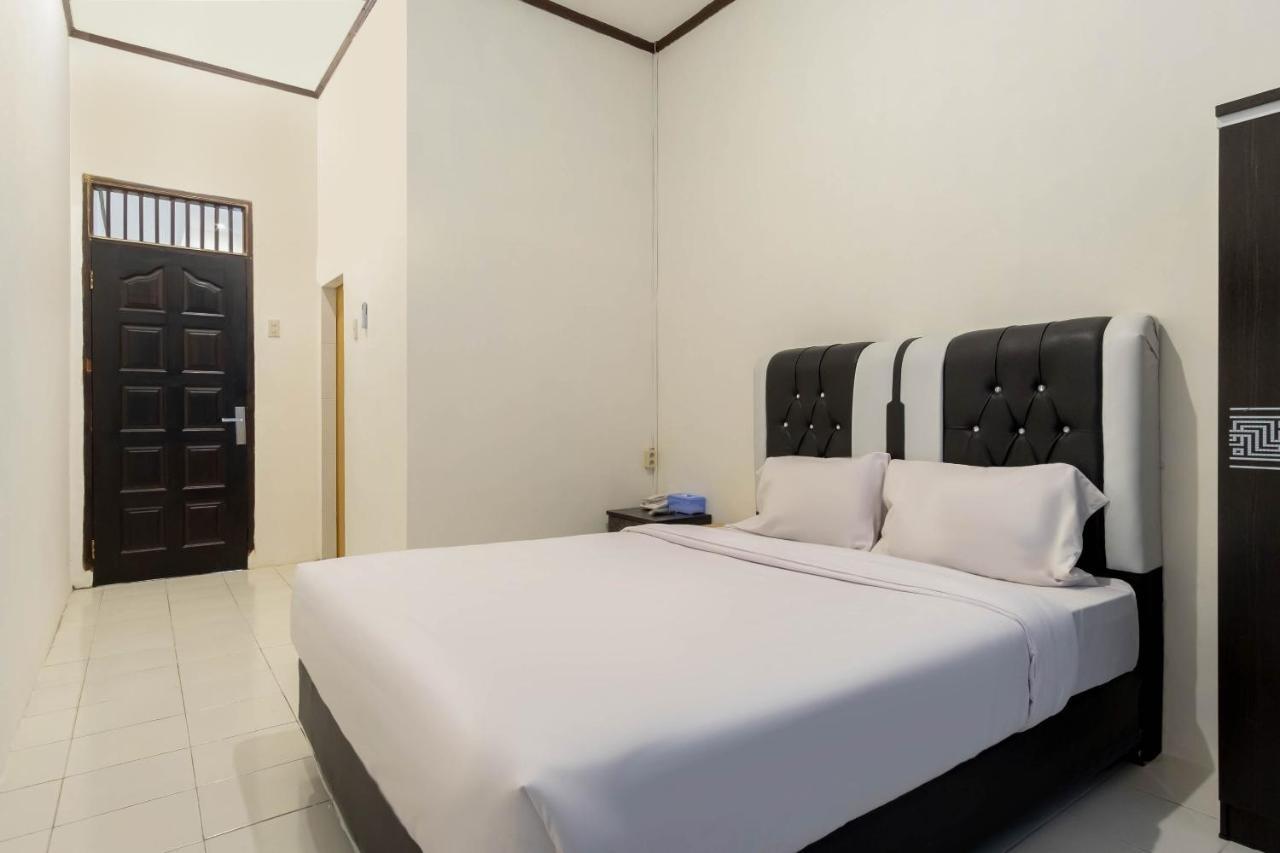 Oyo Living 2843 Raz House Syariah Hotel Medan Eksteriør billede