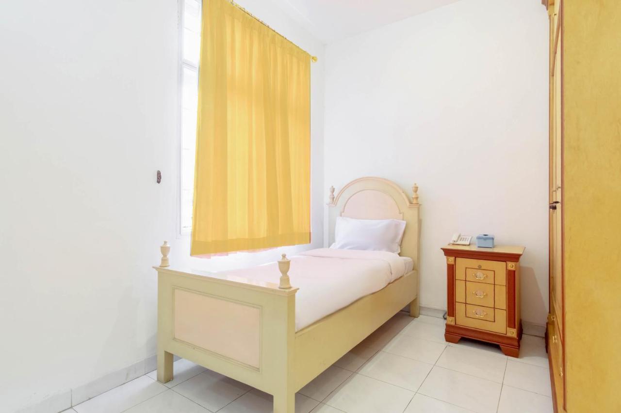 Oyo Living 2843 Raz House Syariah Hotel Medan Eksteriør billede