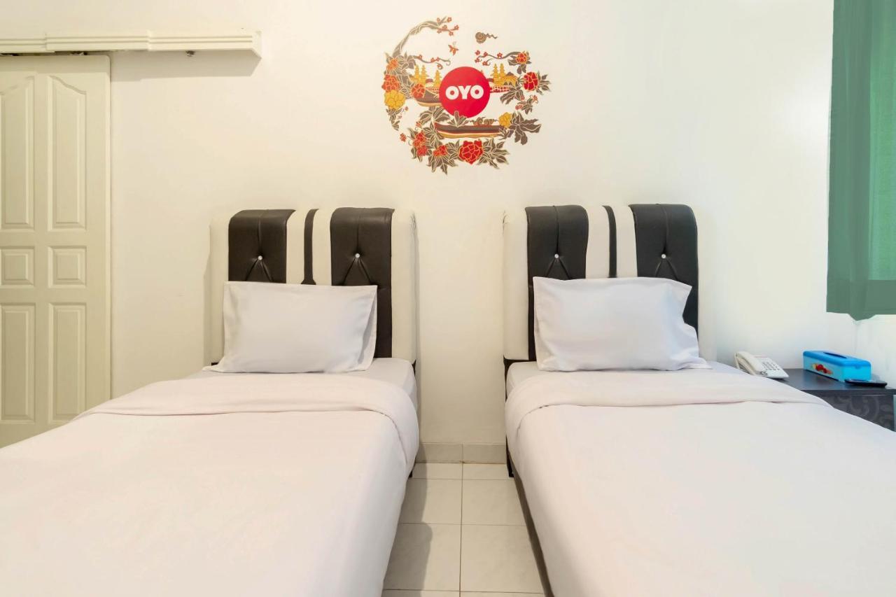 Oyo Living 2843 Raz House Syariah Hotel Medan Eksteriør billede